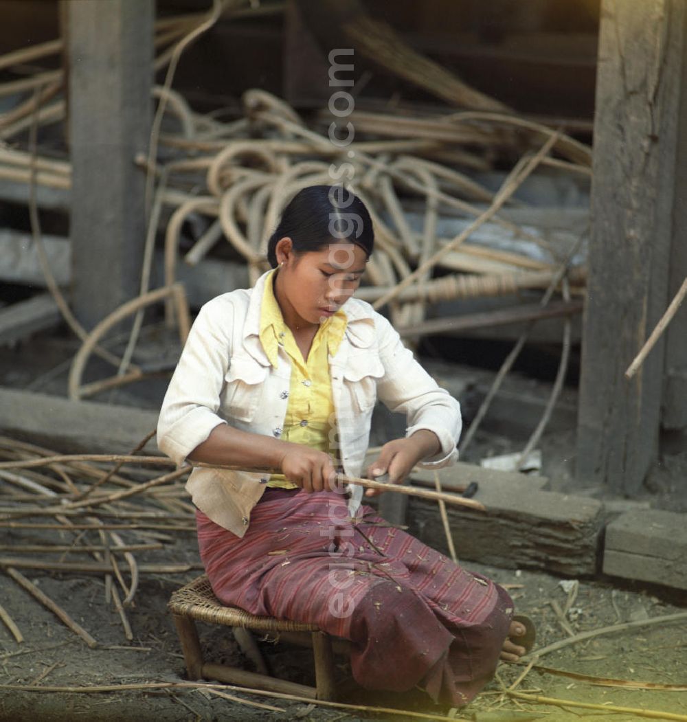 Vientiane: Frauen bei der Arbeit in einer Bambusmöbelfabrik in Vientiane in der Demokratischen Volksrepublik Laos.