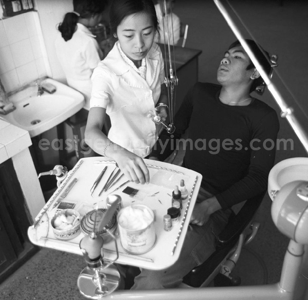GDR photo archive: Vientiane - Behandlung beim Zahnarzt in einer Praxis in Vientiane in der Demokratischen Volksrepublik Laos.
