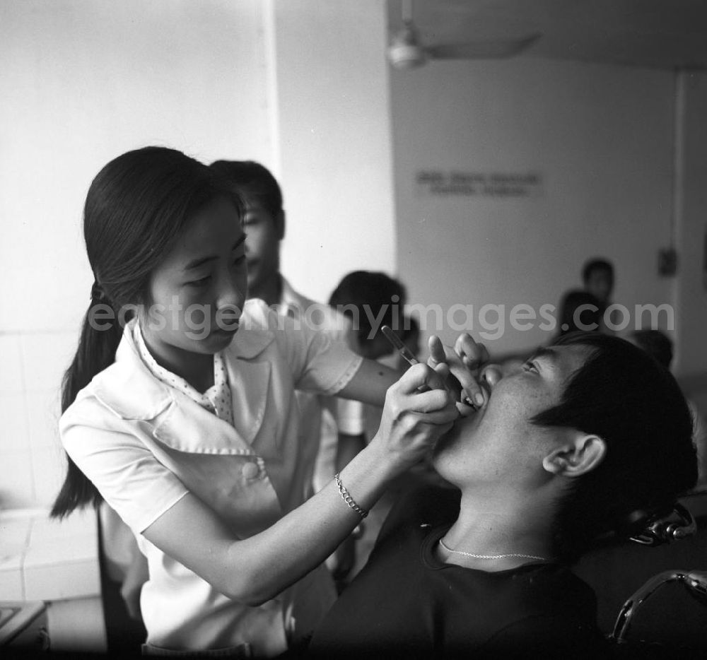GDR image archive: Vientiane - Behandlung beim Zahnarzt in einer Praxis in Vientiane in der Demokratischen Volksrepublik Laos.
