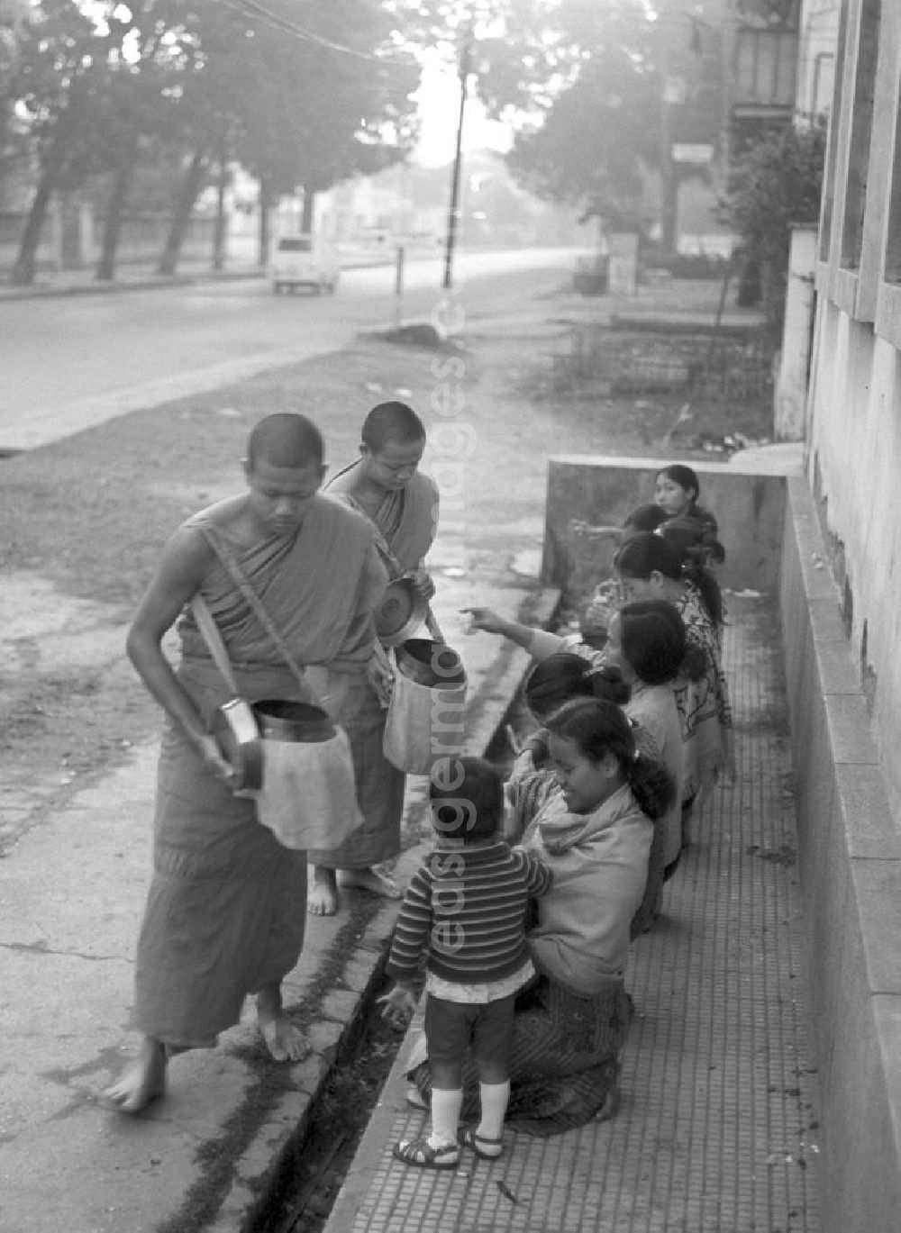 Vientiane: Früh am Morgen ziehen Bettelmönche durch Vientiane, der Hauptstadt der Demokratischen Volksrepublik Laos, um sich Essen für den Tag zu erbetteln.