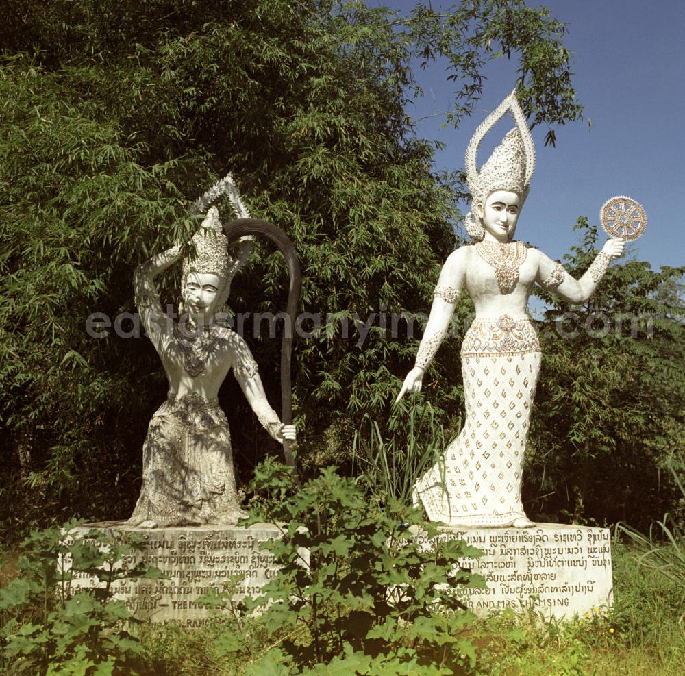 GDR photo archive: Vientiane - Im Buddhapark Xieng Khuan stellen überlebensgroße Skulpturen aus Beton Figuren aus der hinduistischen und buddhistischen Mythologie dar. Der etwa 25 km südöstlich von Vientiane am Ufer des Mekong gelegene Park war in den 5