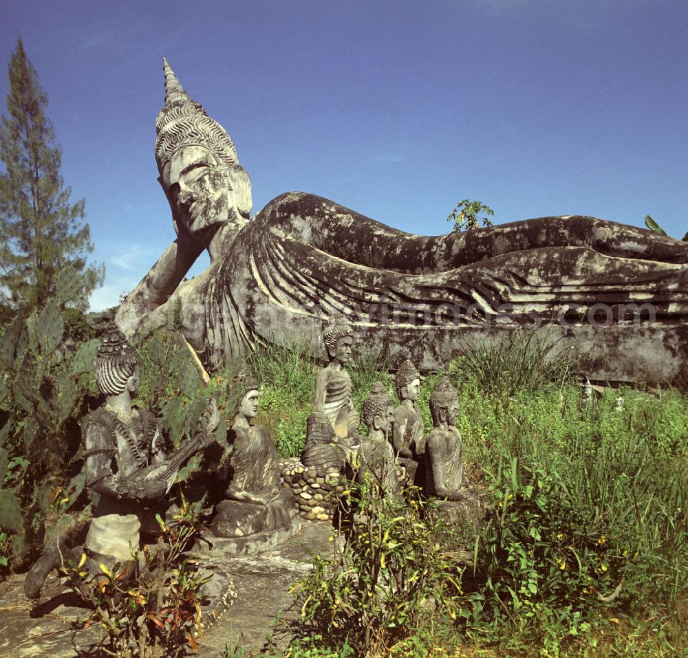 GDR picture archive: Vientiane - Im Buddhapark Xieng Khuan stellen überlebensgroße Skulpturen aus Beton Figuren aus der hinduistischen und buddhistischen Mythologie dar. Der etwa 25 km südöstlich von Vientiane am Ufer des Mekong gelegene Park war in den 5
