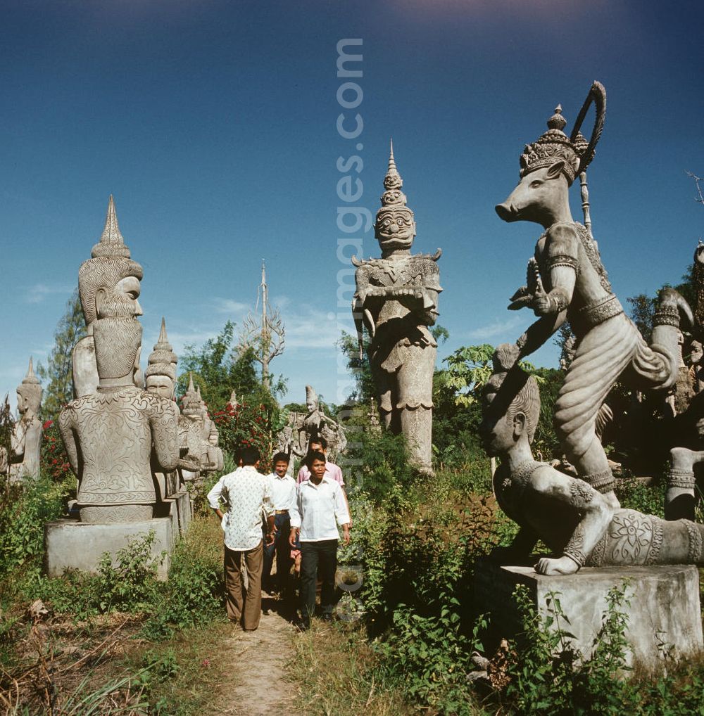 GDR image archive: Vientiane - Im Buddhapark Xieng Khuan stellen überlebensgroße Skulpturen aus Beton Figuren aus der hinduistischen und buddhistischen Mythologie dar. Der etwa 25 km südöstlich von Vientiane am Ufer des Mekong gelegene Park war in den 5