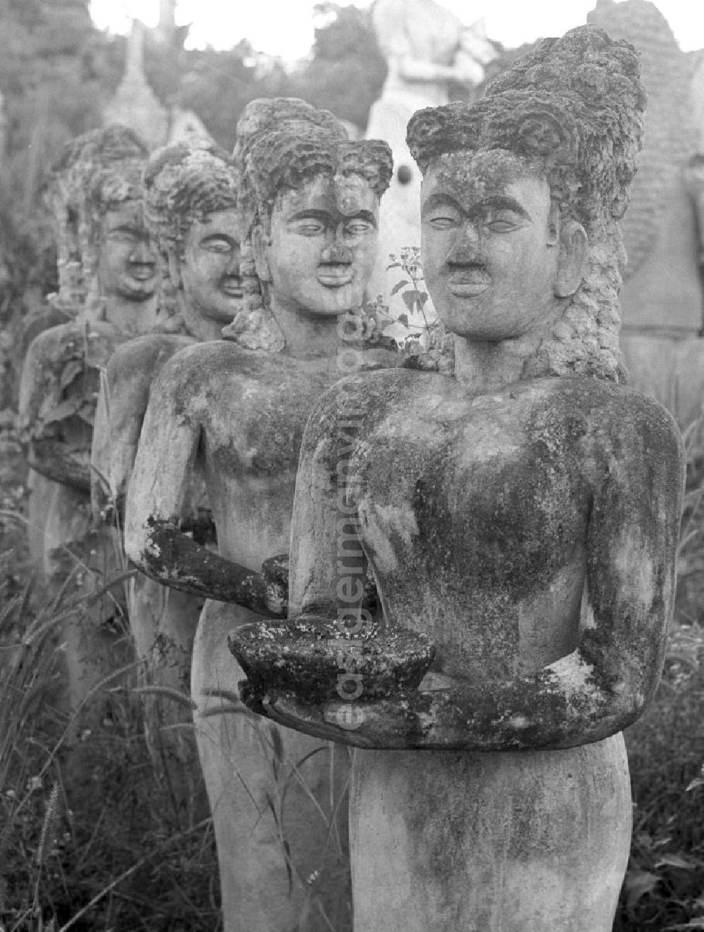 Vientiane: Im Buddhapark Xieng Khuan stellen überlebensgroße Skulpturen aus Beton Figuren aus der hinduistischen und buddhistischen Mythologie dar. Der etwa 25 km südöstlich von Vientiane am Ufer des Mekong gelegene Park war in den 5