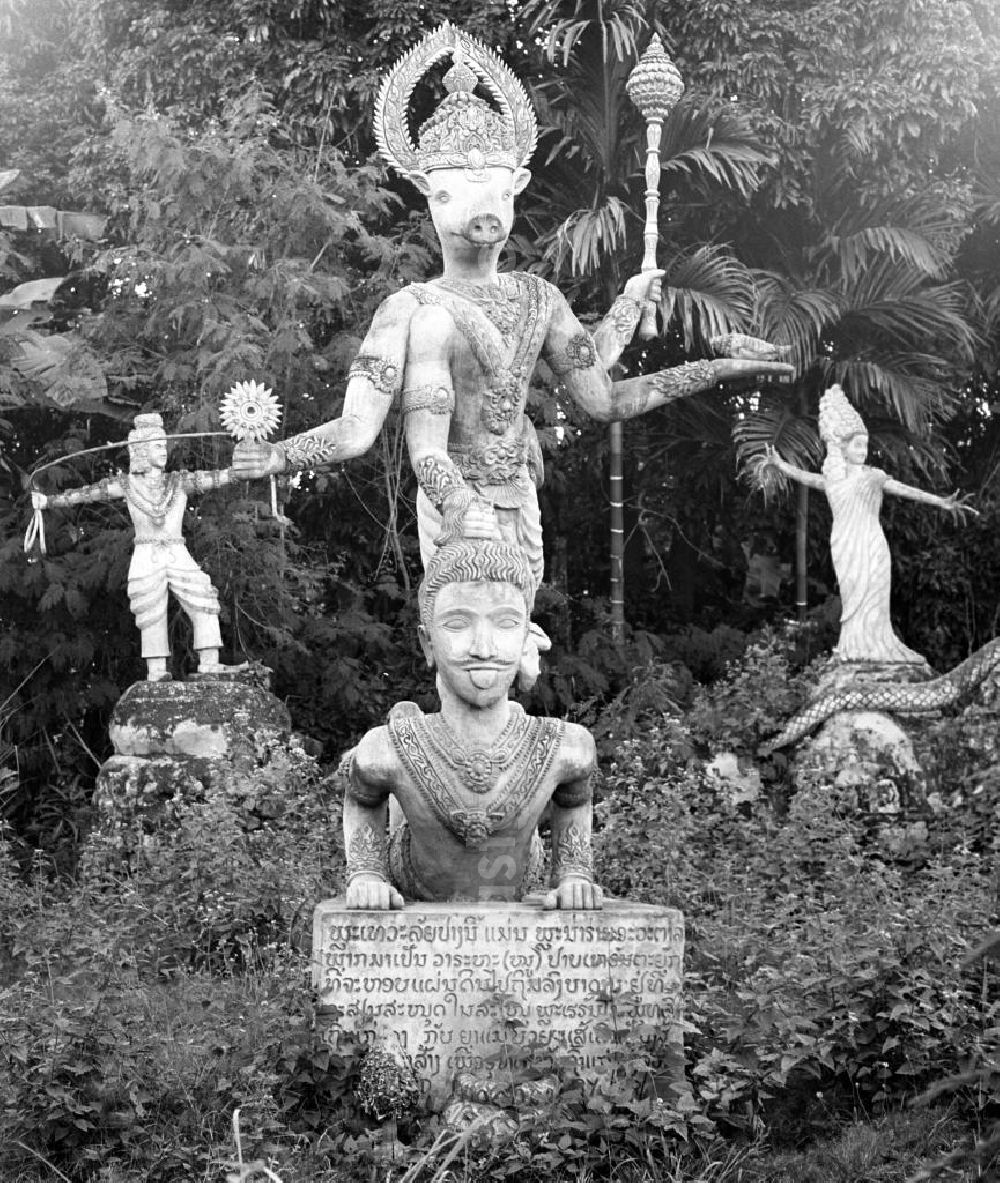GDR photo archive: Vientiane - Im Buddhapark Xieng Khuan stellen überlebensgroße Skulpturen aus Beton Figuren aus der hinduistischen und buddhistischen Mythologie dar. Der etwa 25 km südöstlich von Vientiane am Ufer des Mekong gelegene Park war in den 5