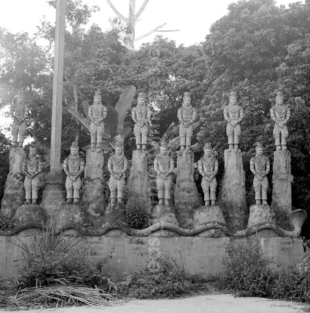 GDR picture archive: Vientiane - Im Buddhapark Xieng Khuan stellen überlebensgroße Skulpturen aus Beton Figuren aus der hinduistischen und buddhistischen Mythologie dar. Der etwa 25 km südöstlich von Vientiane am Ufer des Mekong gelegene Park war in den 5