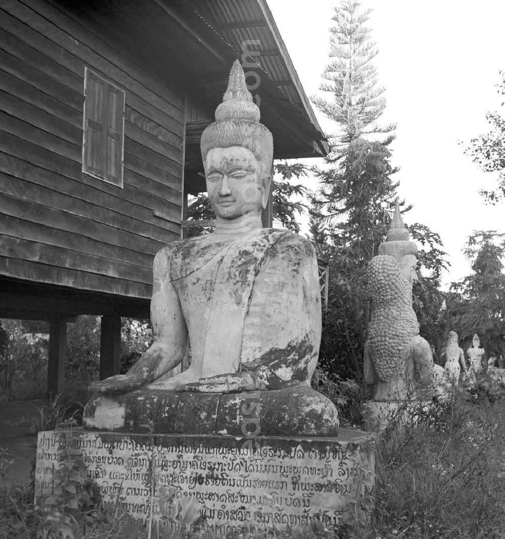 Vientiane: Im Buddhapark Xieng Khuan stellen überlebensgroße Skulpturen aus Beton Figuren aus der hinduistischen und buddhistischen Mythologie dar. Der etwa 25 km südöstlich von Vientiane am Ufer des Mekong gelegene Park war in den 5