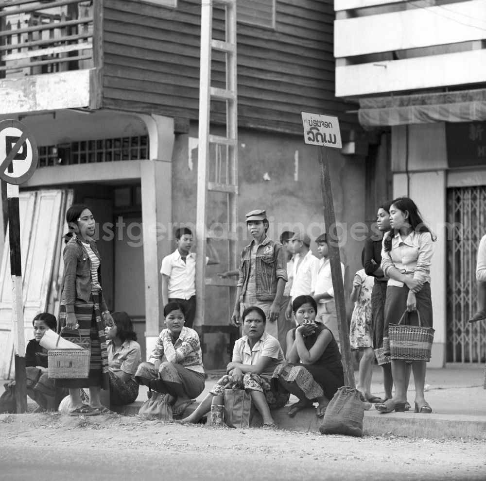 GDR picture archive: Vientiane - Frauen warten an einer Bushaltestelle in Vientiane in der Demokratischen Volksrepublik Laos auf die Ankunft ihres Busses.