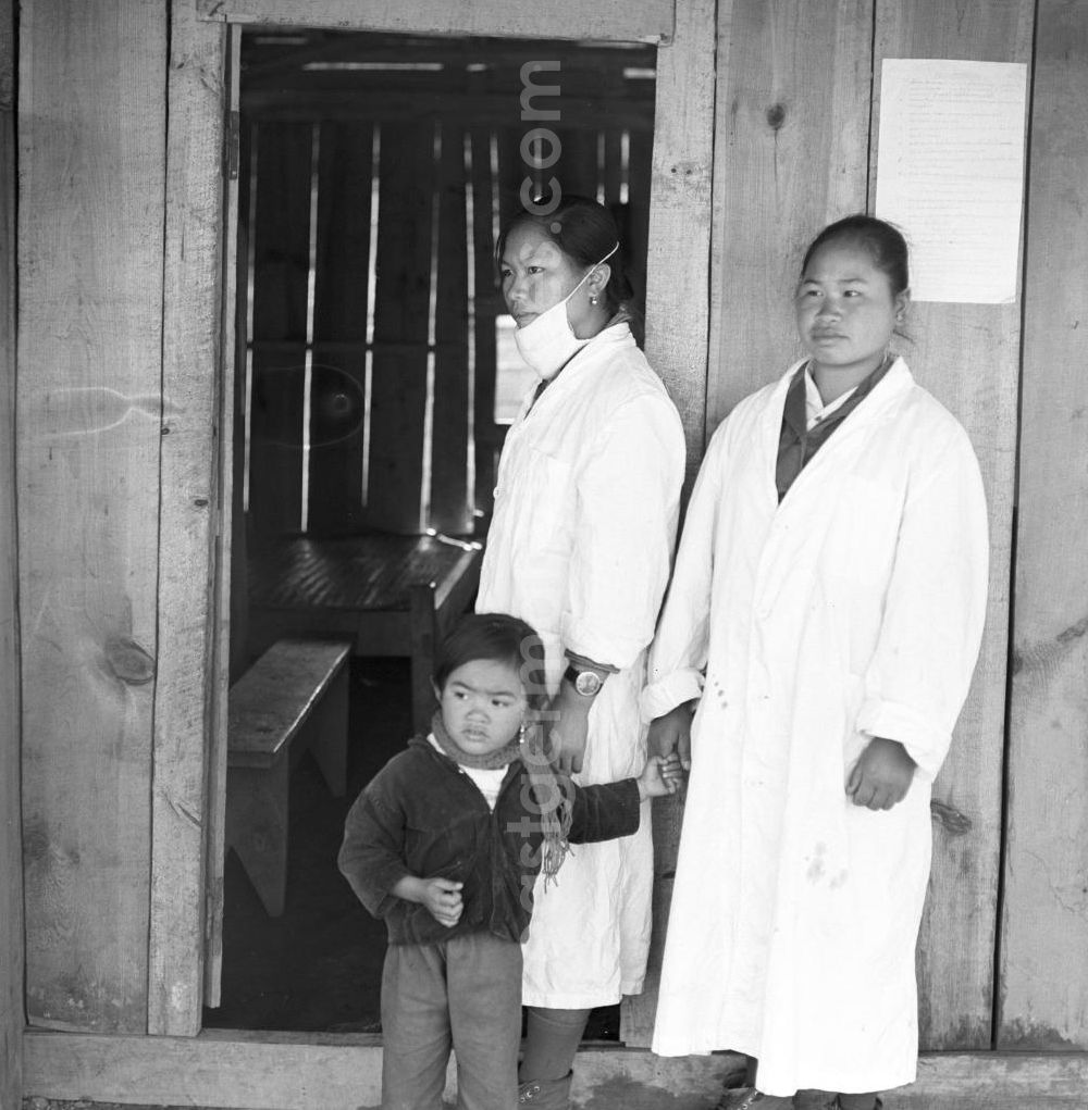 GDR photo archive: Xieng Khouang - Krankenschwestern vor dem Dorfkrankenhaus in einem Dorf an der sogenannten Ebene der Tonkrüge in der Provinz Xieng Khouang in der Demokratischen Volksrepublik Laos.