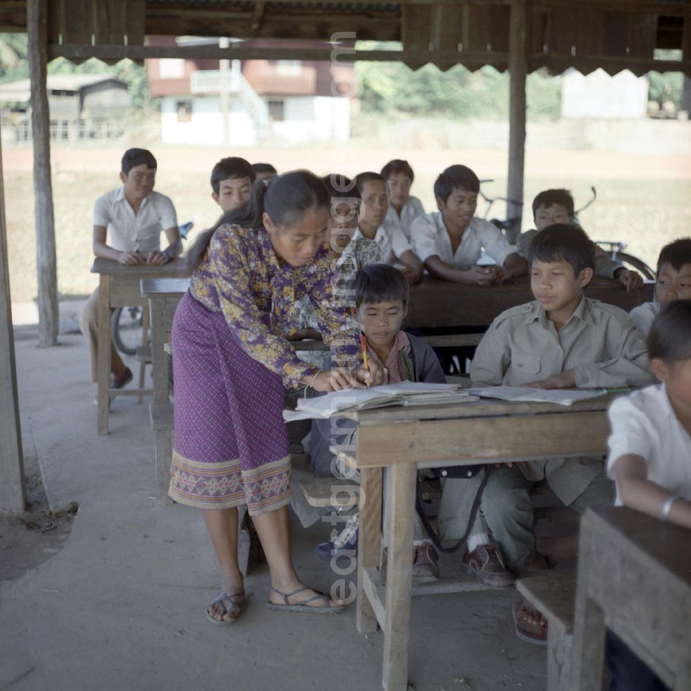Vientiane: Nach der Gründung der Volksrepublik Laos im Dezember 1975 wurde das Schulsystem von der neuen kommunistischen Regierung in Laos wieder aufgebaut, um dem in der Bevölkerung weit verbreiteten Analphabetismus entgegenzuwirken.