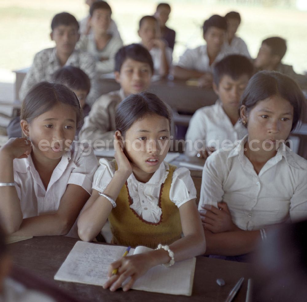 GDR picture archive: Vientiane - Nach der Gründung der Volksrepublik Laos im Dezember 1975 wurde das Schulsystem von der neuen kommunistischen Regierung in Laos wieder aufgebaut, um dem in der Bevölkerung weit verbreiteten Analphabetismus entgegenzuwirken.