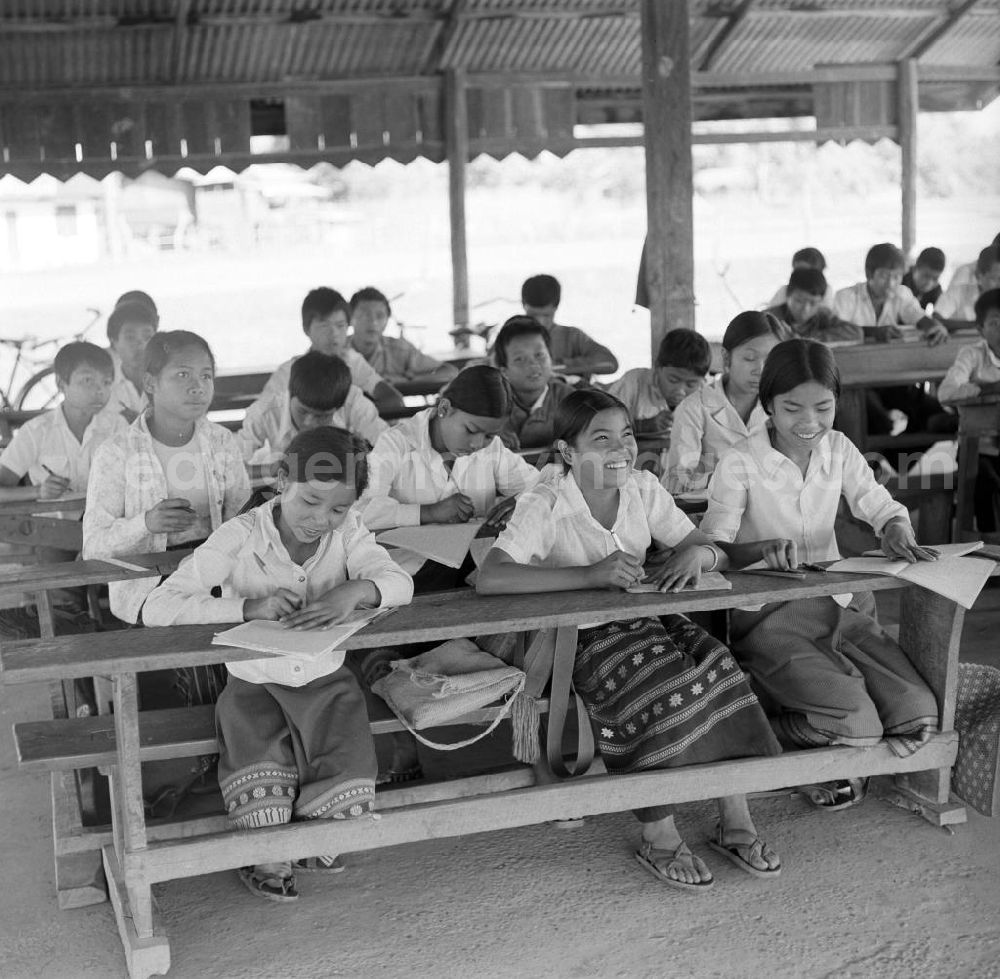 Vientiane: Nach der Gründung der Volksrepublik Laos im Dezember 1975 wurde das Schulsystem von der neuen kommunistischen Regierung in Laos wieder aufgebaut, um dem in der Bevölkerung weit verbreiteten Analphabetismus entgegenzuwirken.