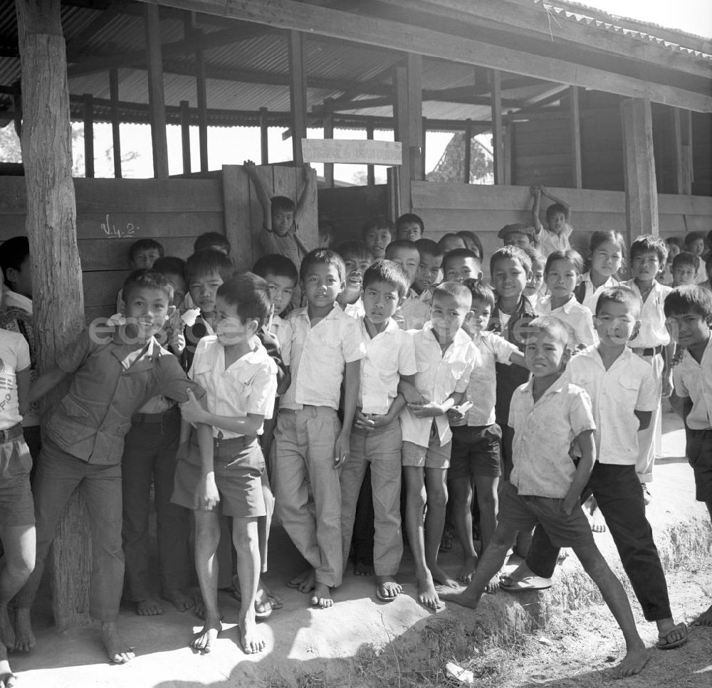 GDR photo archive: Vientiane - Nach der Gründung der Volksrepublik Laos im Dezember 1975 wurde das Schulsystem von der neuen kommunistischen Regierung in Laos wieder aufgebaut, um dem in der Bevölkerung weit verbreiteten Analphabetismus entgegenzuwirken.