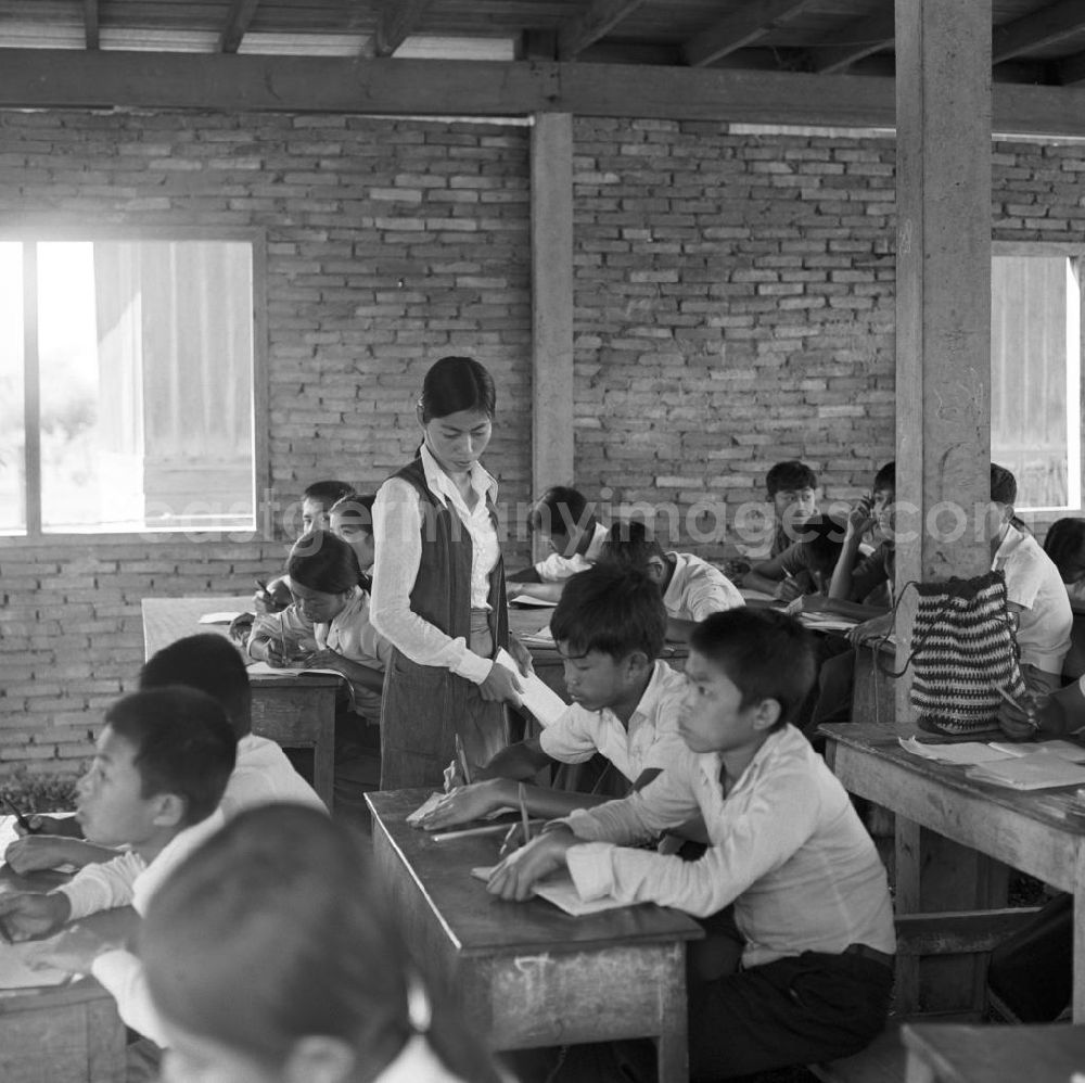 GDR picture archive: Vientiane - Nach der Gründung der Volksrepublik Laos im Dezember 1975 wurde das Schulsystem von der neuen kommunistischen Regierung in Laos wieder aufgebaut, um dem in der Bevölkerung weit verbreiteten Analphabetismus entgegenzuwirken.