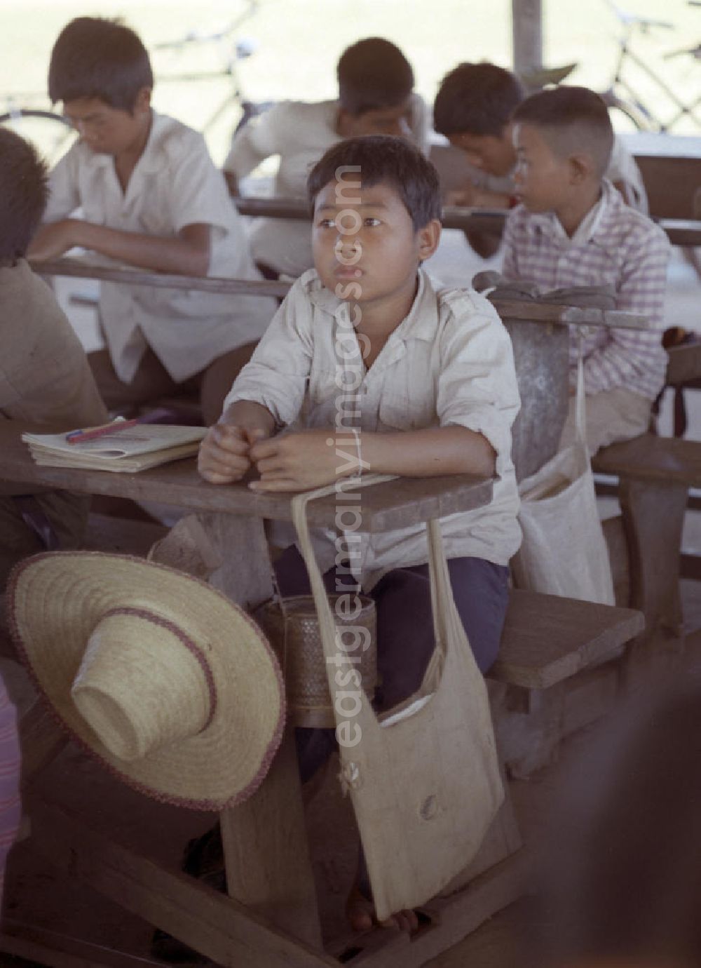 GDR image archive: Vientiane - Nach der Gründung der Volksrepublik Laos im Dezember 1975 wurde das Schulsystem von der neuen kommunistischen Regierung in Laos wieder aufgebaut, um dem in der Bevölkerung weit verbreiteten Analphabetismus entgegenzuwirken.