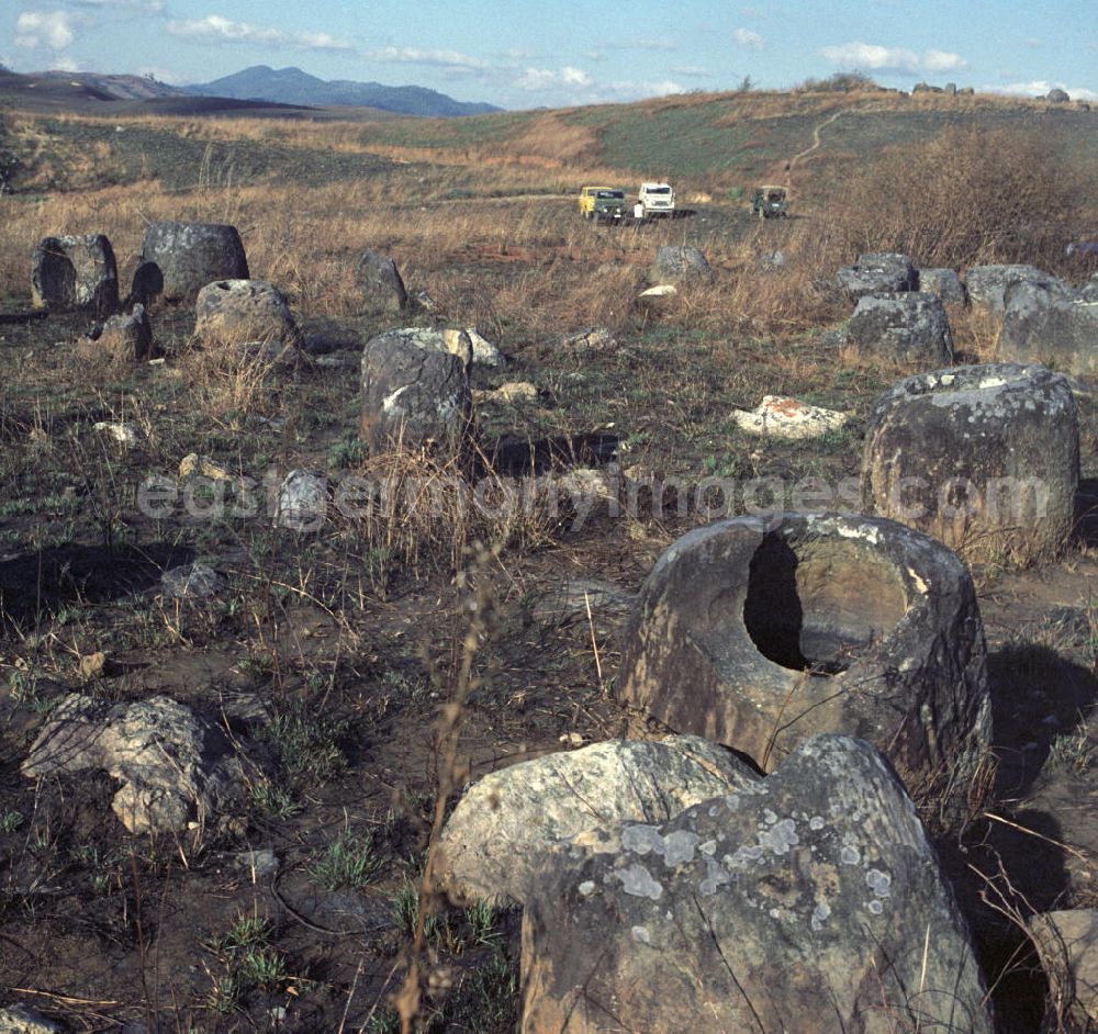 Xieng Khouang: Steinkrüge auf der sogenannten Ebene der Tonkrüge in der Provinz Xieng Khouang in der Demokratischen Volksrepublik Laos.