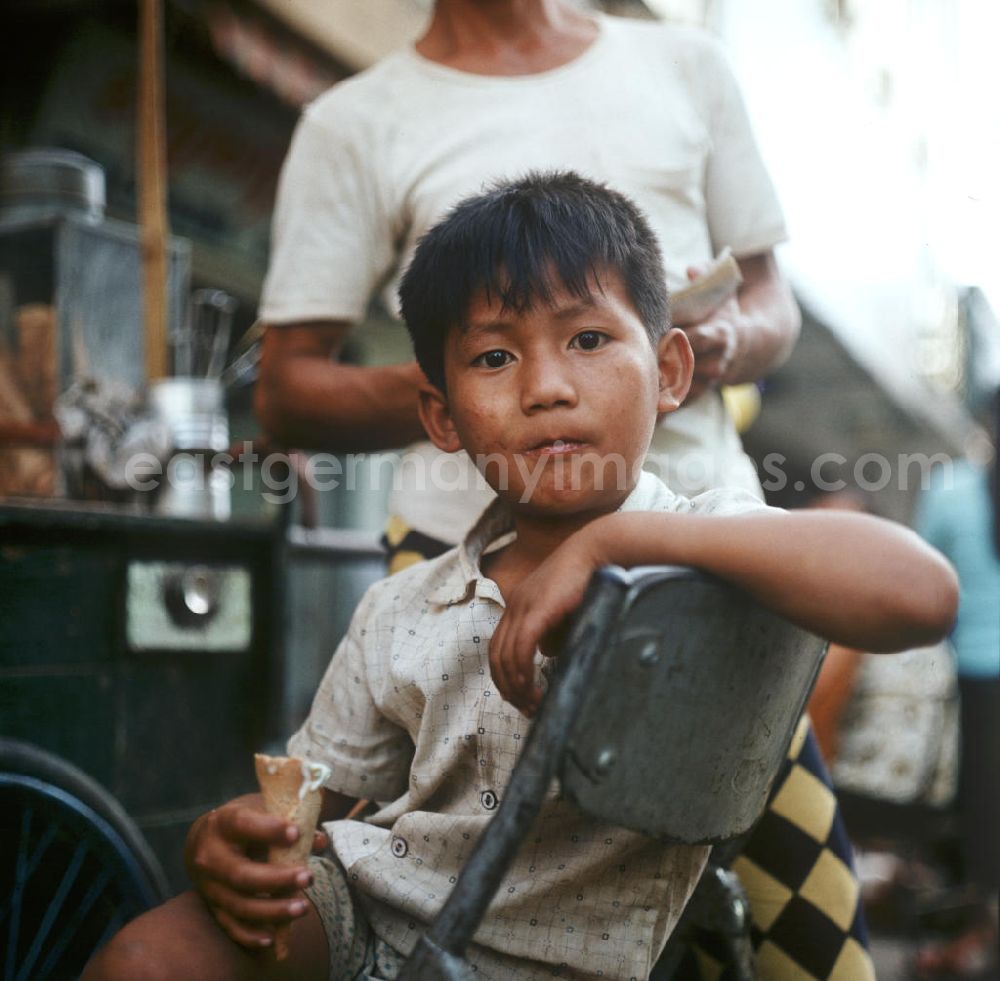 Vientiane: Junge beim Eisessen in Vientiane in der Demokratischen Volksrepublik Laos.