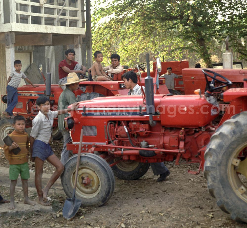 Vientiane: In der CSSR produzierte Traktoren der Marke ZETOR 5714 sollen die Technisierung der Landwirtschaft in der Demokratischen Volksrepublik Laos unterstützen.