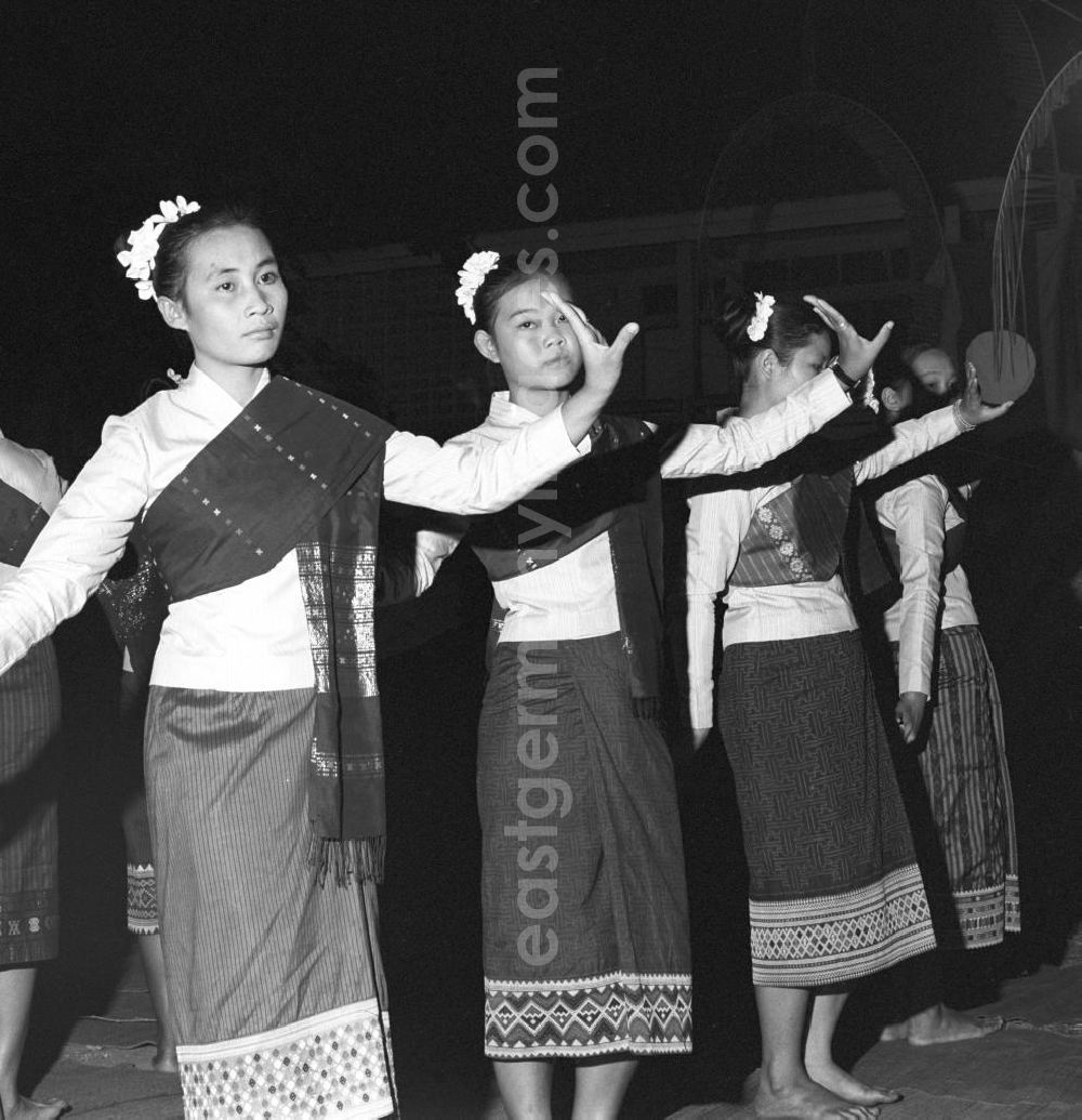 GDR image archive: Vientiane - Festveranstaltung zur Gründung der ersten Landwirtschaftlichen Produktionsgenossenschaft LPG in einem Dorf in Laos. Nach der Gründung der Demokratischen Volksrepublik Laos im Dezember 1975 wurden in der laotischen Landwirtschaft wie in anderen kommunistischen und sozialistischen Ländern erste LPG gegründet.