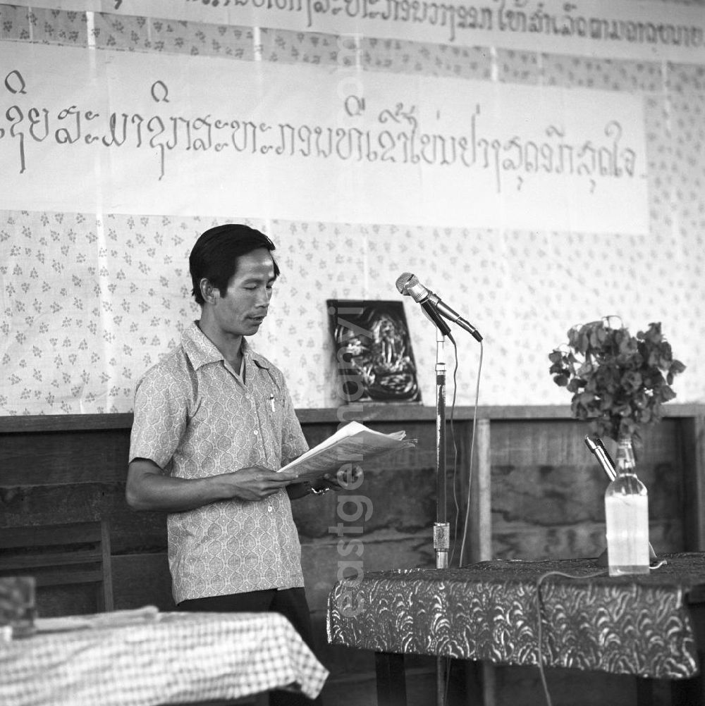 GDR photo archive: Vientiane - Festveranstaltung zur Gründung der ersten Landwirtschaftlichen Produktionsgenossenschaft LPG in einem Dorf in Laos. Nach der Gründung der Demokratischen Volksrepublik Laos im Dezember 1975 wurden in der laotischen Landwirtschaft wie in anderen kommunistischen und sozialistischen Ländern erste LPG gegründet.
