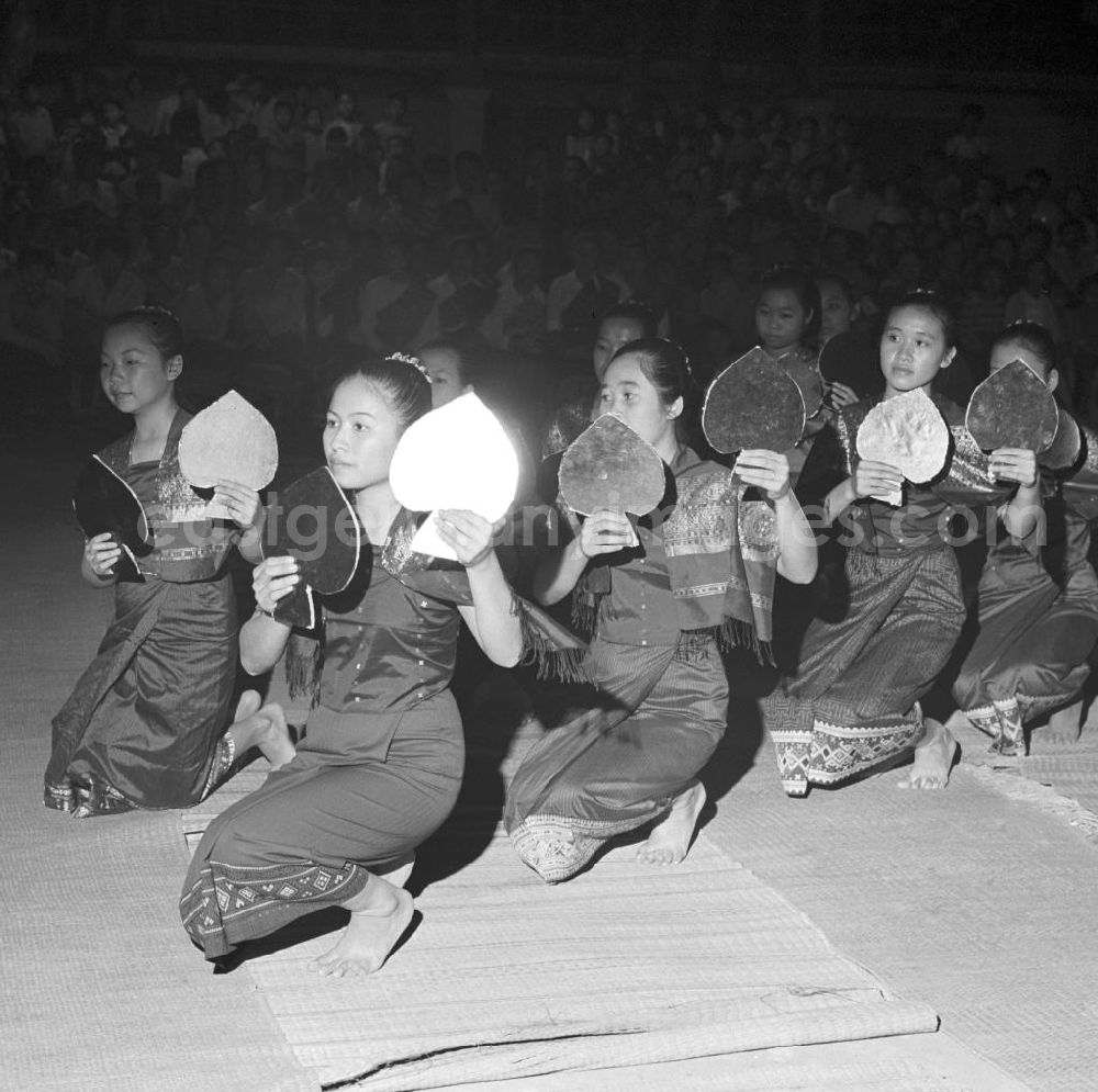 GDR picture archive: Vientiane - Festveranstaltung zur Gründung der ersten Landwirtschaftlichen Produktionsgenossenschaft LPG in einem Dorf in Laos. Nach der Gründung der Demokratischen Volksrepublik Laos im Dezember 1975 wurden in der laotischen Landwirtschaft wie in anderen kommunistischen und sozialistischen Ländern erste LPG gegründet.