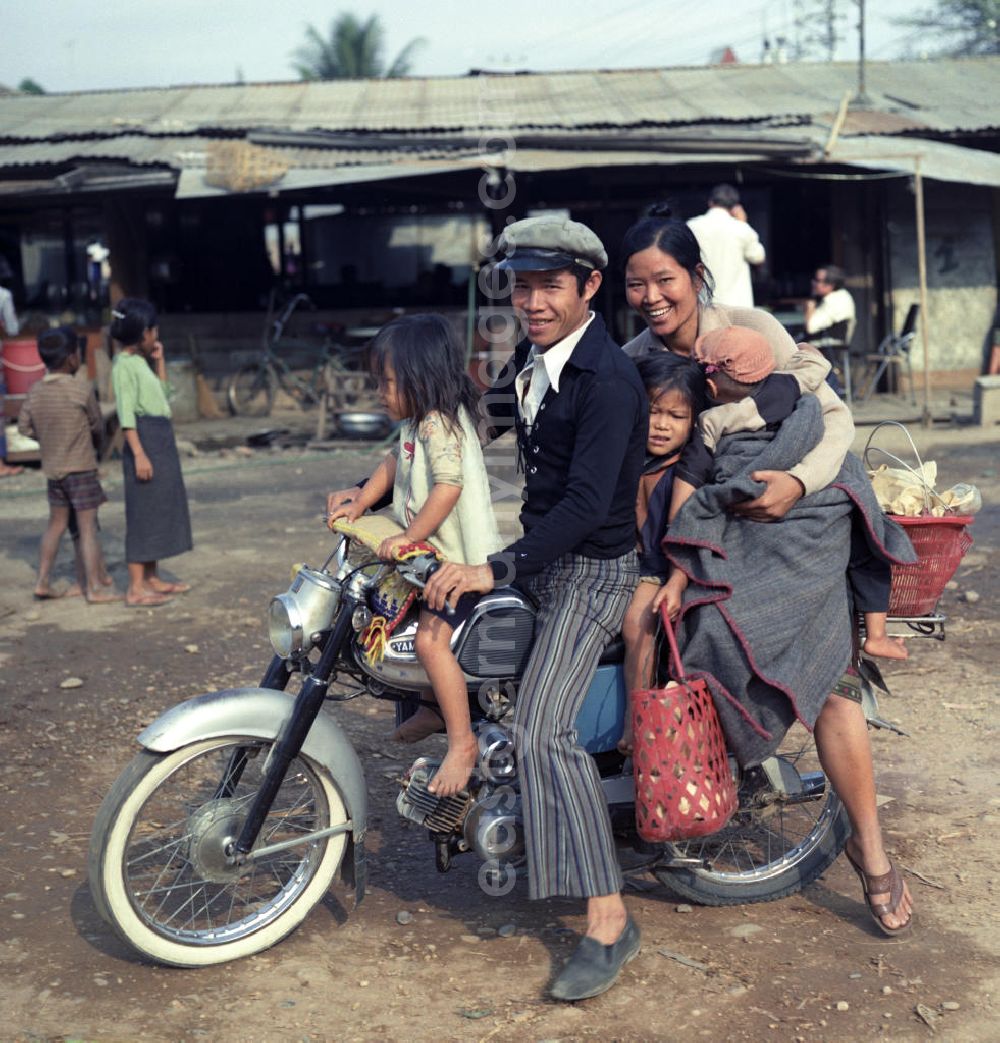 Vientiane: Familie mit Kindern auf einem Motorrad in Vientiane in der Demokratischen Volksrepublik Laos.