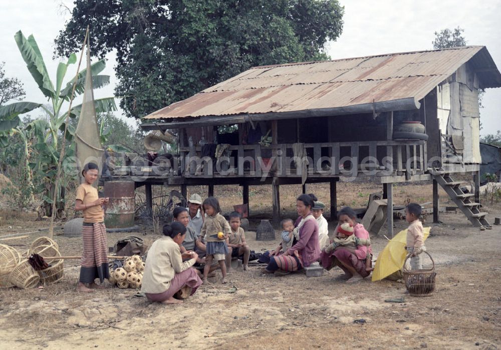 GDR picture archive: Vientiane - Eine Familie in einem Dorf in der Demokratischen Volksrepublik Laos.