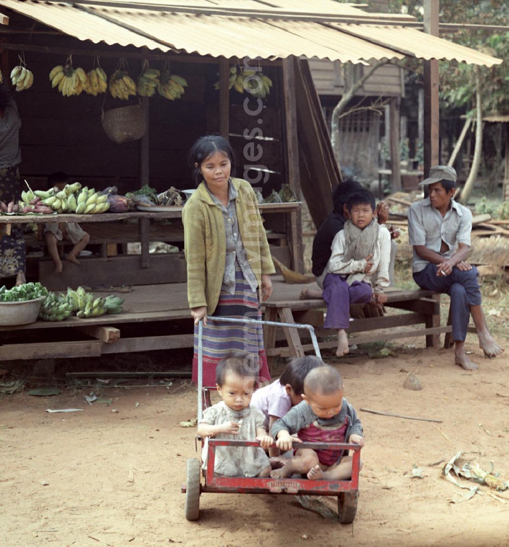 Vientiane: Frau mit Kindern in einem Dorf in der Demokratischen Volksrepublik Laos.