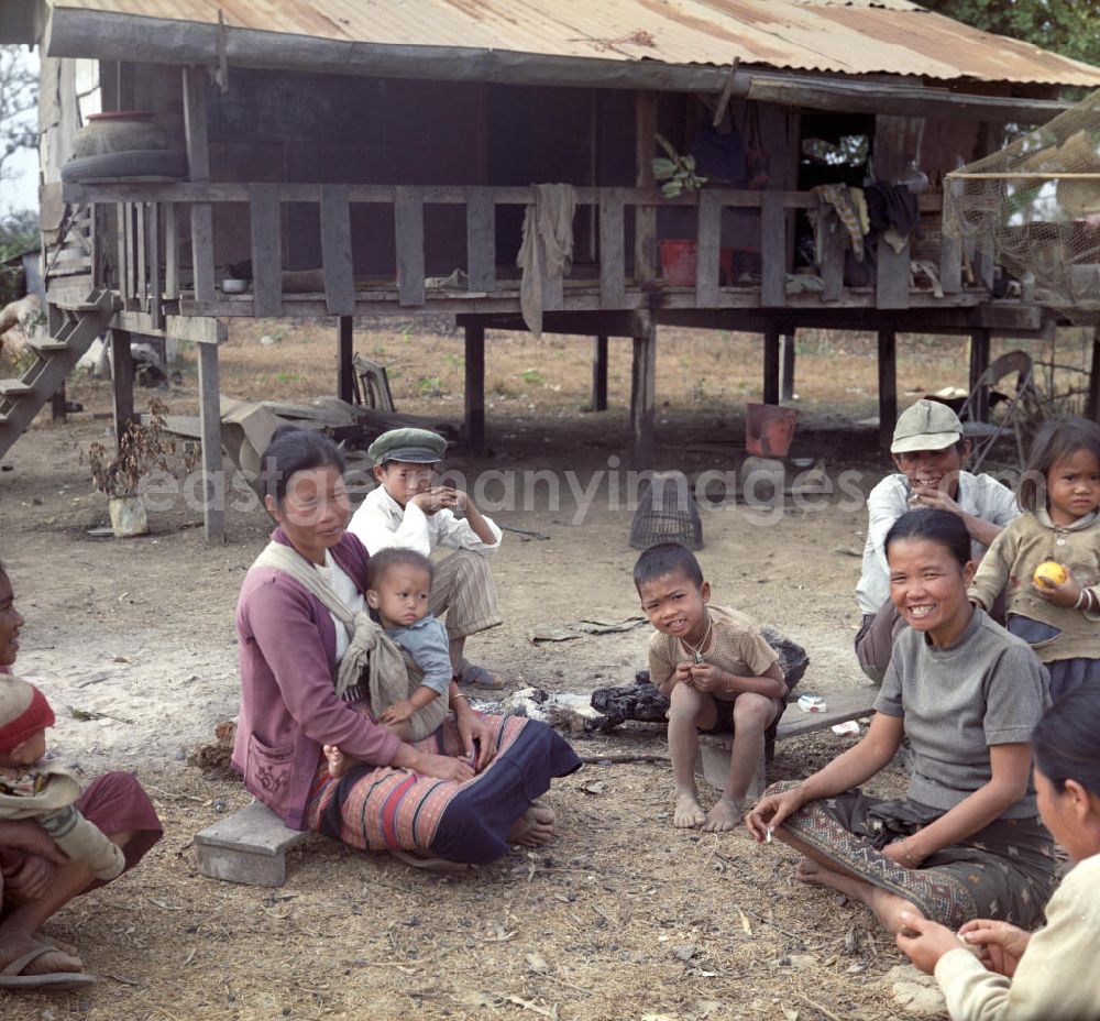GDR image archive: Vientiane - Eine Familie in einem Dorf in der Demokratischen Volksrepublik Laos.