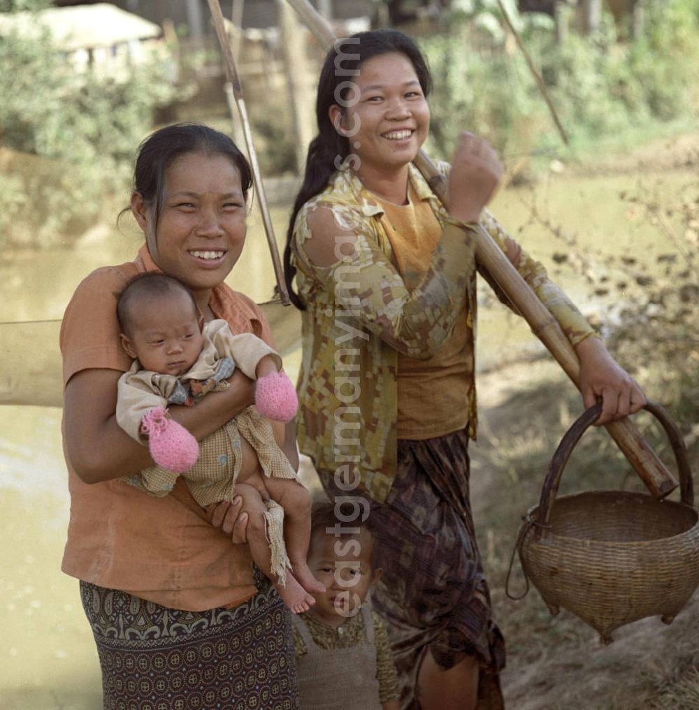 GDR image archive: Nam Ngum - Eine Frau hält ihr Baby auf dem Arm am Fluß Nam Ngum in der Demokratischen Volksrepublik Laos.
