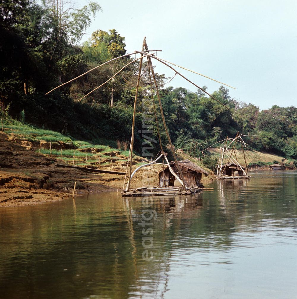 GDR picture archive: Nam Ngum - Fischerboote auf dem Fluß Nam Ngum in der Demokratischen Volksrepublik Laos.