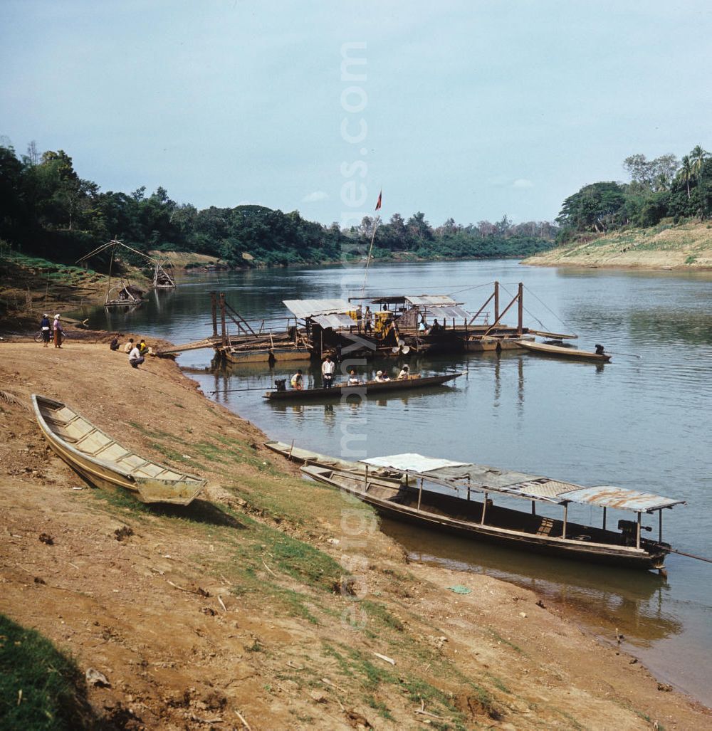 Nam Ngum: Blick auf die Fähre am Ufer des Flusses Nam Ngum in der Demokratischen Volksrepublik Laos.