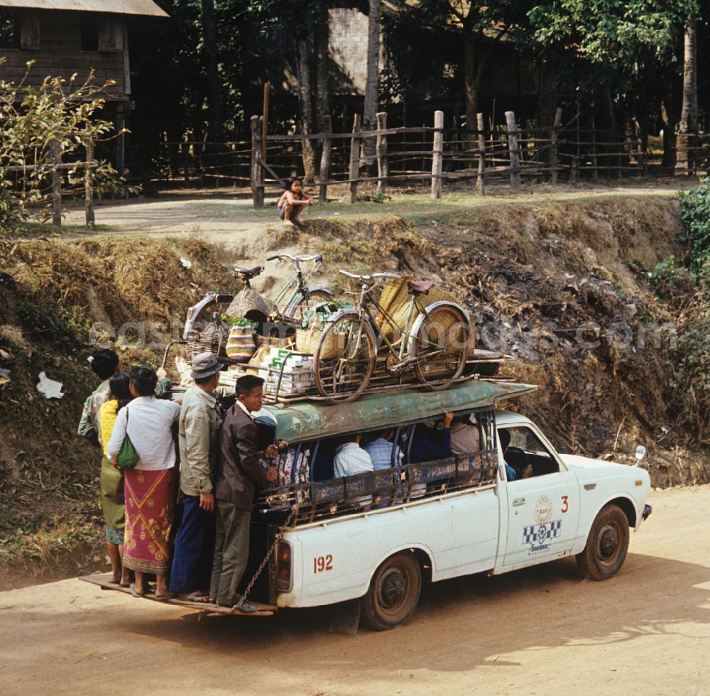 GDR photo archive: Nam Ngum - Straßenszene am Ufer des Flusses Nam Ngum in der Demokratischen Volksrepublik Laos.