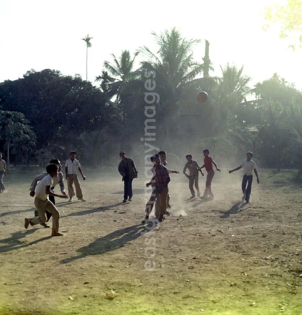 GDR photo archive: Vientiane - Kinder spielen Fußball auf einem Feld an der Schule in einem Dorf in der Demokratischen Volksrepublik Laos.