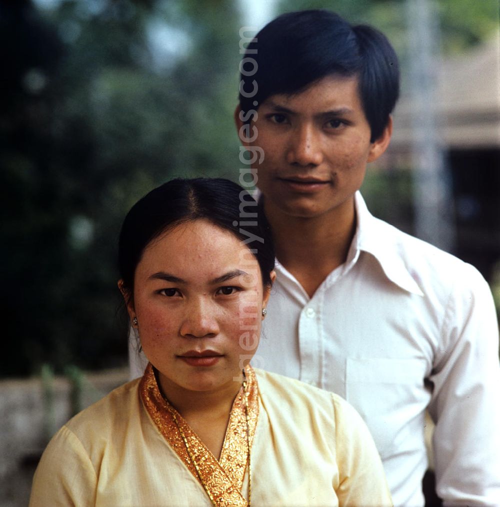 GDR picture archive: Vientiane - Brautpaar auf einer Hochzeitsfeier in einem Dorf in der Demokratischen Volksrepublik Laos.