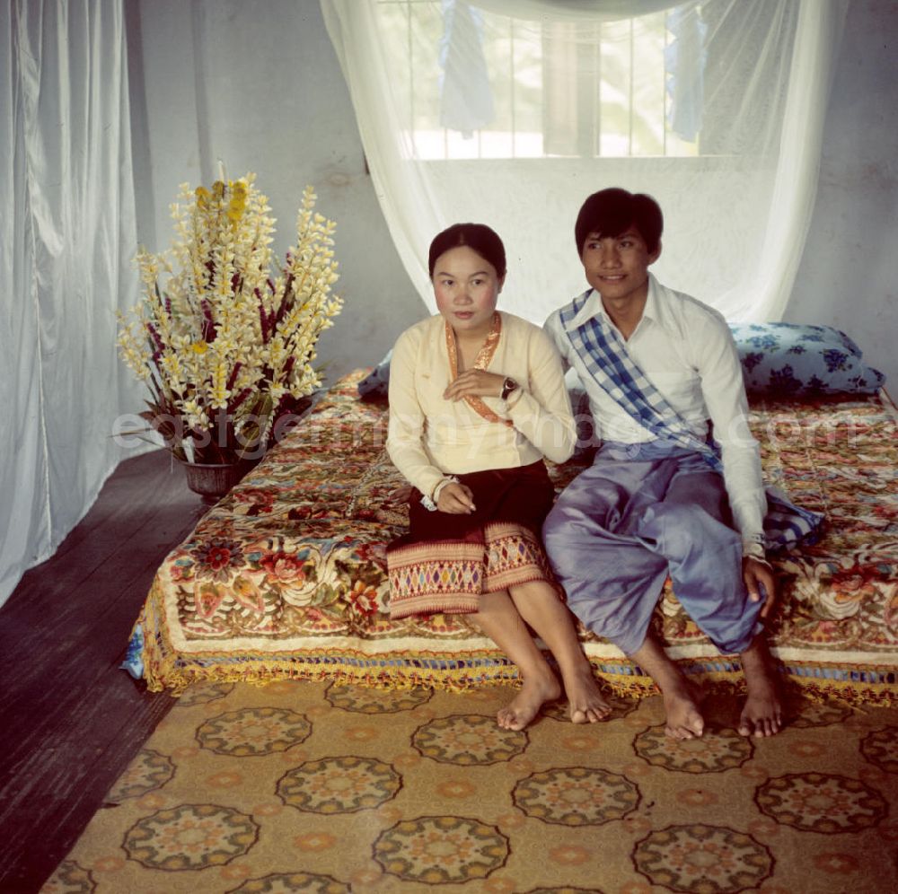 Vientiane: Brautpaar auf dem Ehebett während der Hochzeitsfeier in einem Dorf in der Demokratischen Volksrepublik Laos.