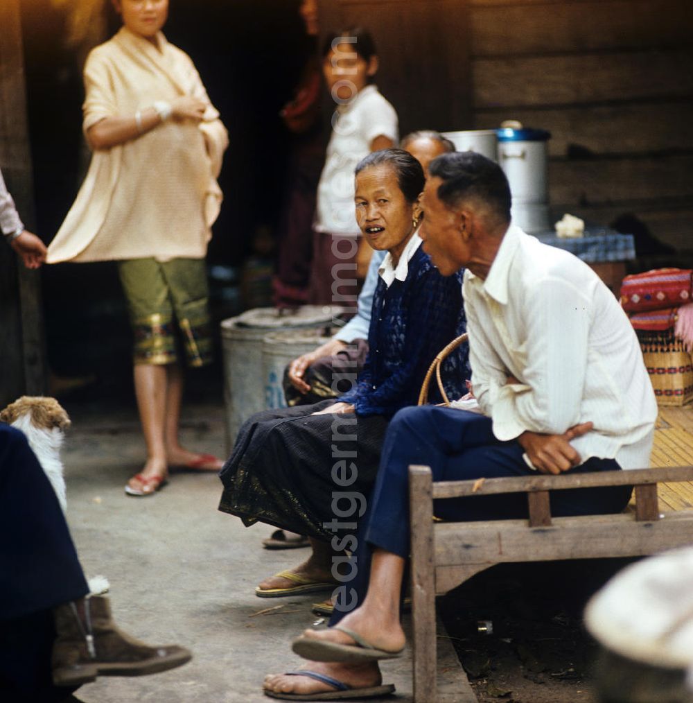 Vientiane: Gäste auf einer Hochzeitsfeier in einem Dorf in der Demokratischen Volksrepublik Laos.