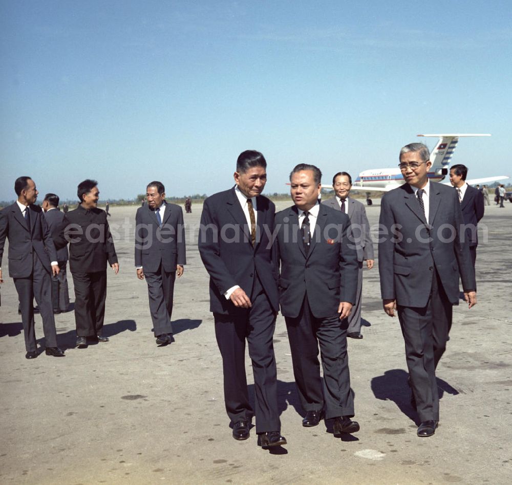 Vientiane: Ankunft von Kaysone Phomvihane (2.v.r.), dem Generalsekretär des ZK der Laotischen Revolutionären Volkspartei LRVP, auf dem Flughafen von Vientiane Demokratischen Volksrepublik Laos.