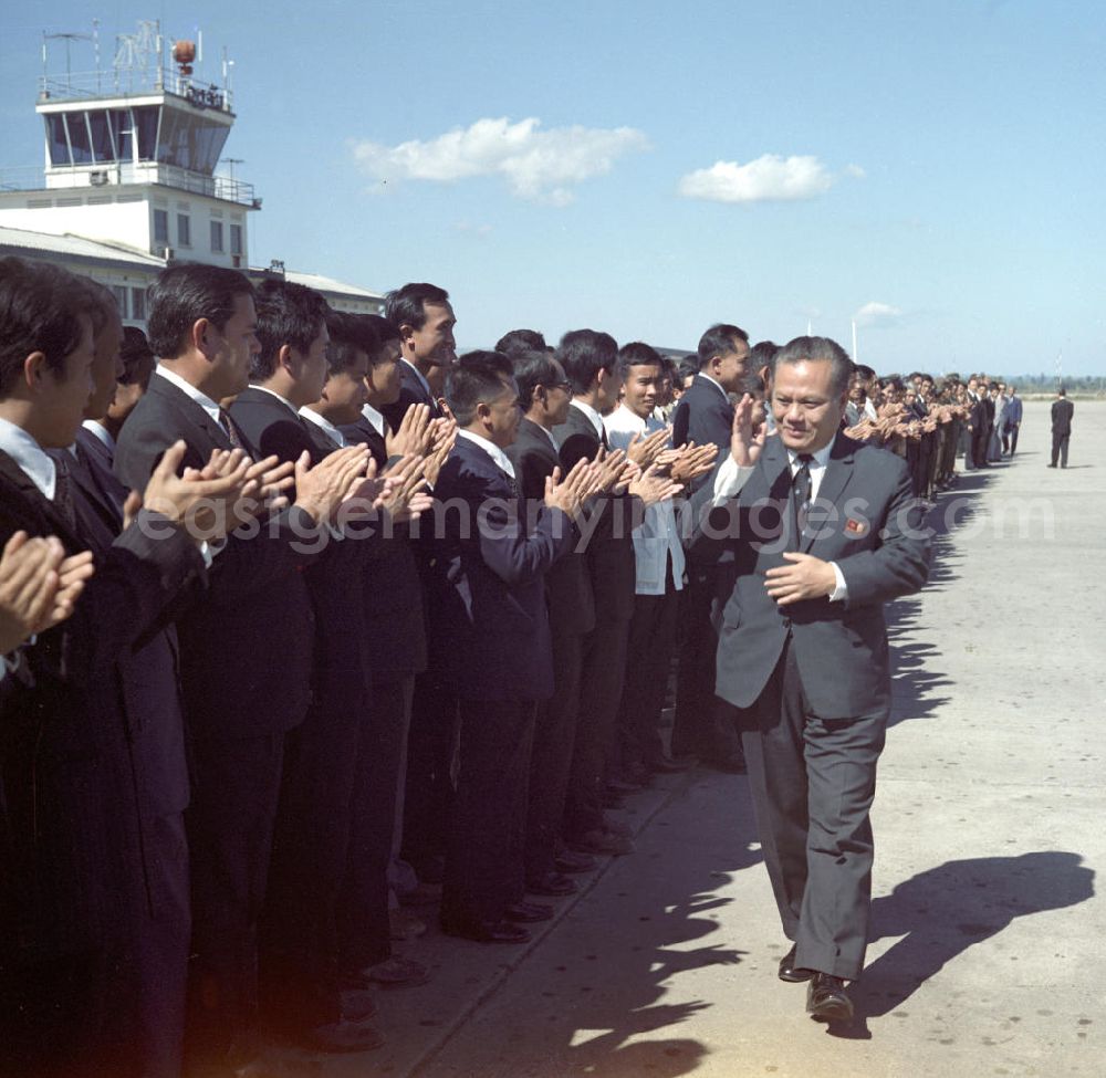 GDR image archive: Vientiane - Ankunft von Kaysone Phomvihane, dem Generalsekretär des ZK der Laotischen Revolutionären Volkspartei LRVP, auf dem Flughafen von Vientiane Demokratischen Volksrepublik Laos.