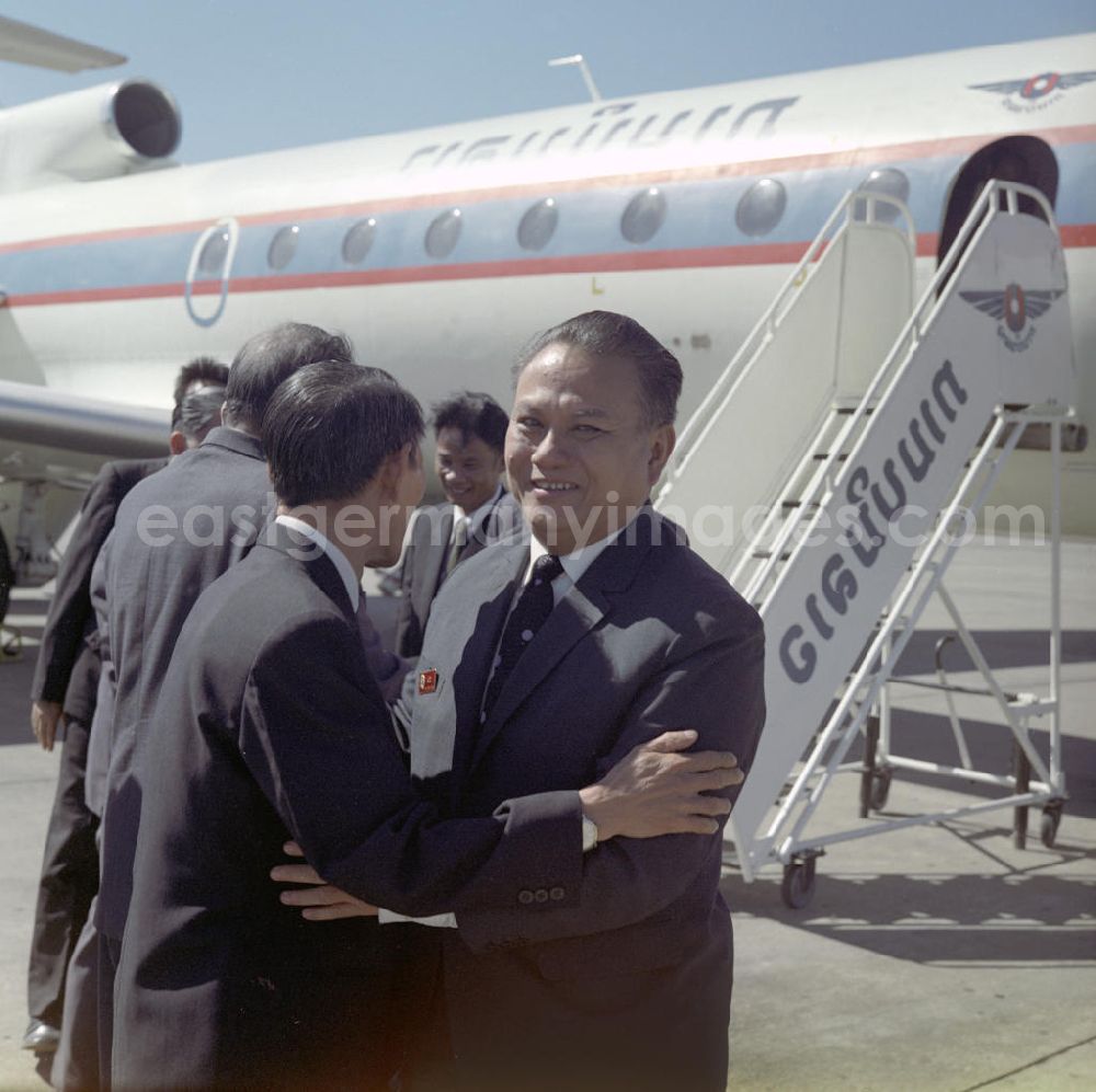 GDR photo archive: Vientiane - Ankunft von Kaysone Phomvihane, dem Generalsekretär des ZK der Laotischen Revolutionären Volkspartei LRVP, auf dem Flughafen von Vientiane Demokratischen Volksrepublik Laos.
