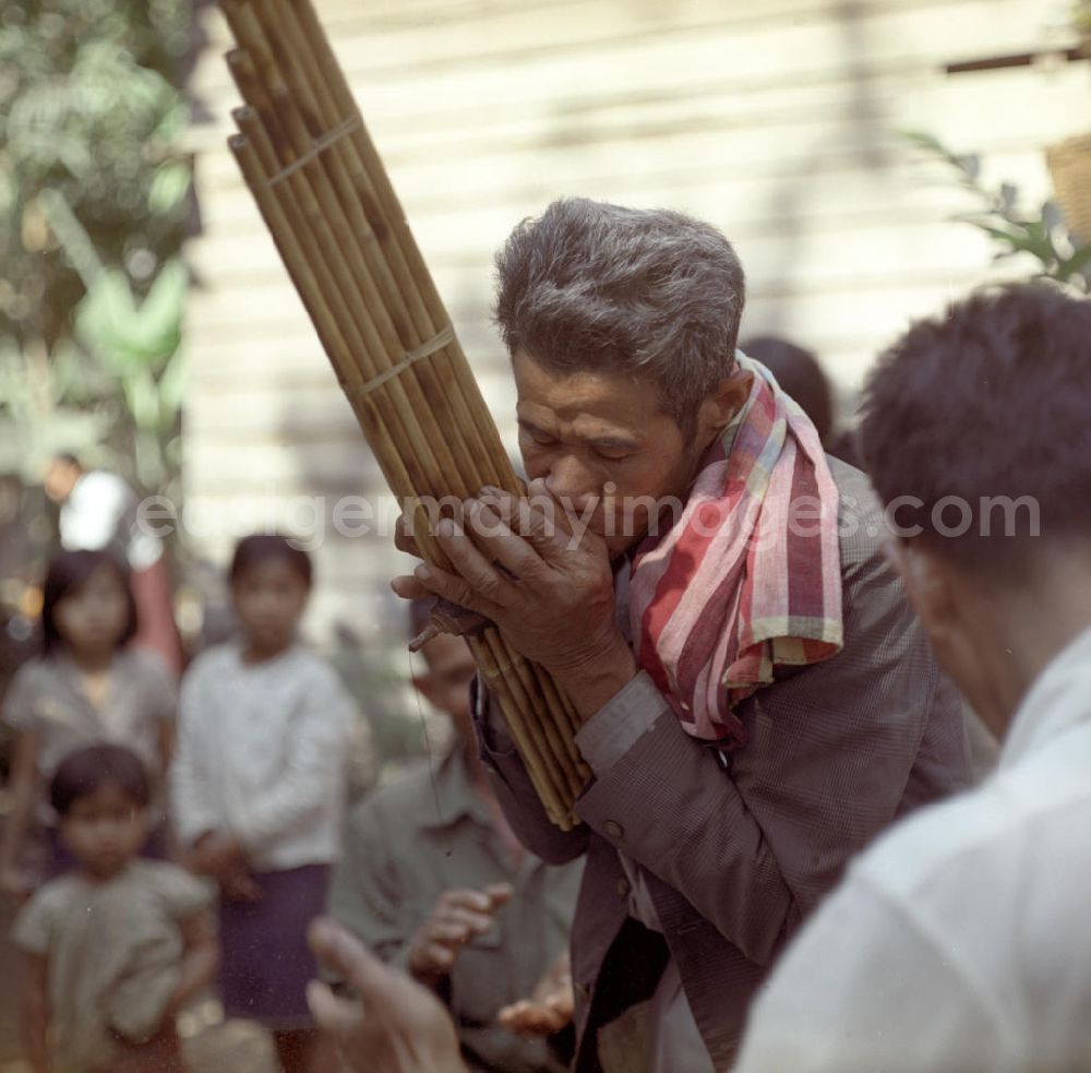 GDR image archive: Vientiane - Ein Mann spielt auf einer Khaen zu einer Hochzeit in einem Dorf in der Demokratischen Volksrepublik Laos. Die asiatische Mundorgel ist das Nationalinstrument der Lao in Laos.