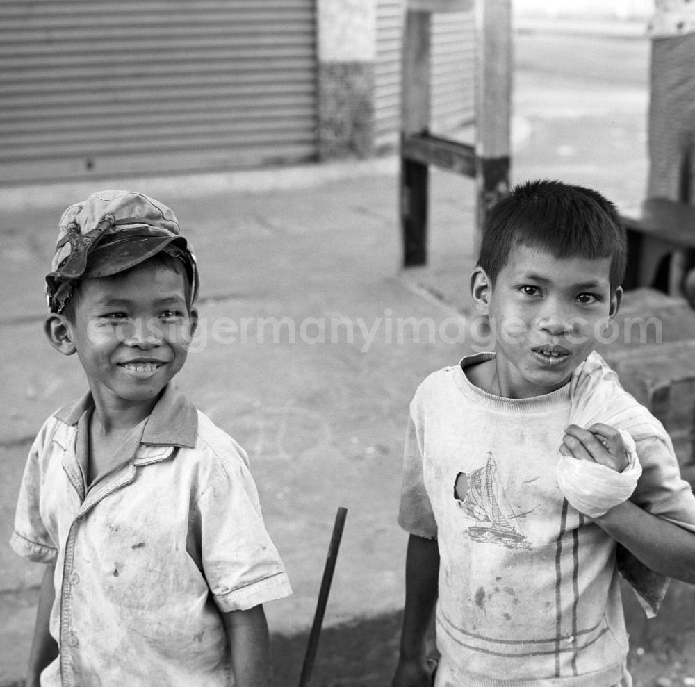 GDR picture archive: Vientiane - Kinder auf einer Straße in Vientiane, der Hauptstadt der Demokratischen Volksrepublik Laos.