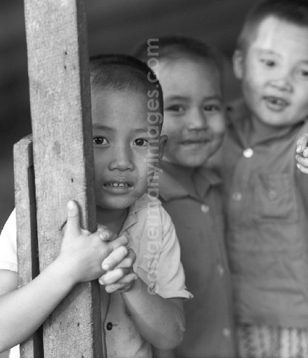 GDR photo archive: Vientiane - Kinder in Vientiane in der Demokratischen Volksrepublik Laos.