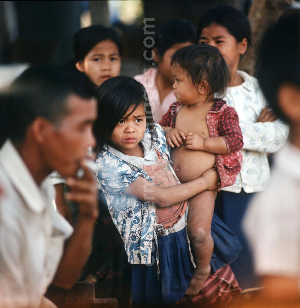 GDR picture archive: Vientiane - Mädchen blicken neugierig in die Kamera des Fotografen in Vientiane in der Demokratischen Volksrepublik Laos.
