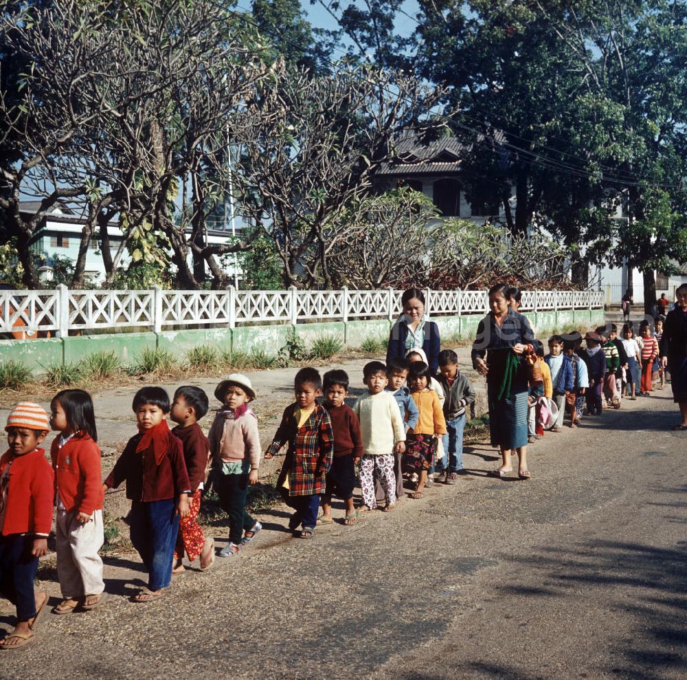 GDR photo archive: Vientiane - Kindergruppe in Vientiane in der Demokratischen Volksrepublik Laosv.