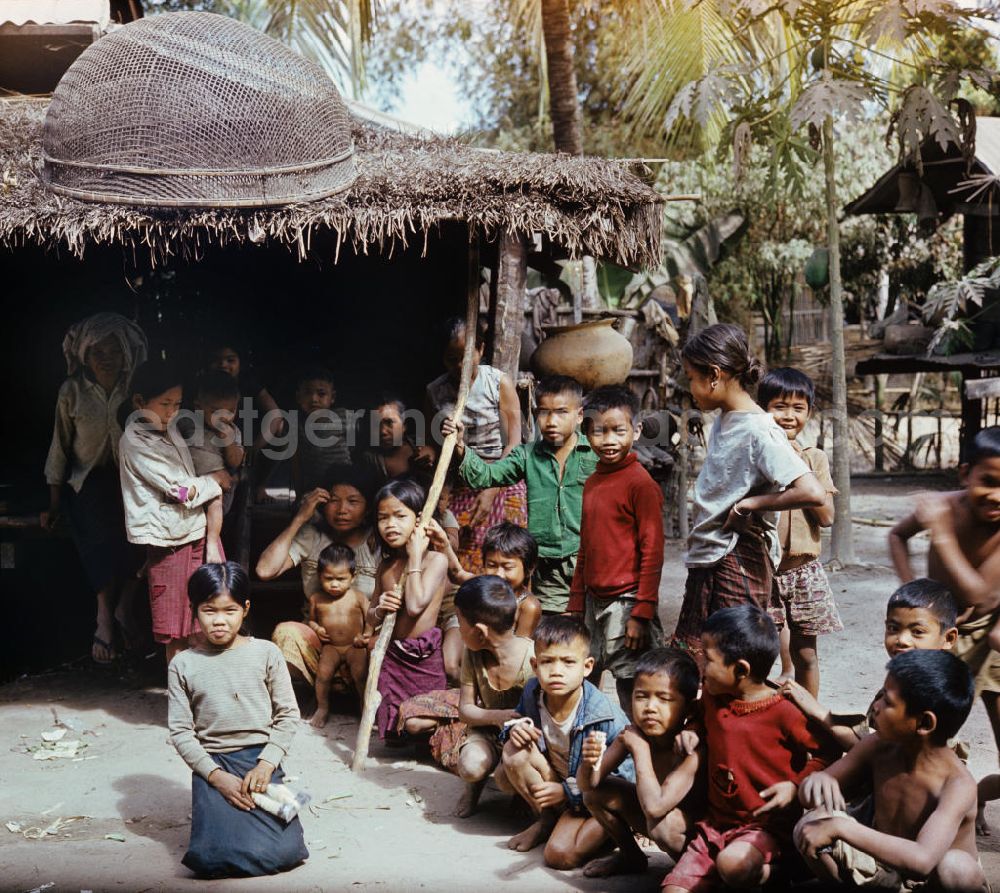 GDR image archive: Vientiane - Kinder in einem Dorf in der Demokratischen Volksrepublik Laos.