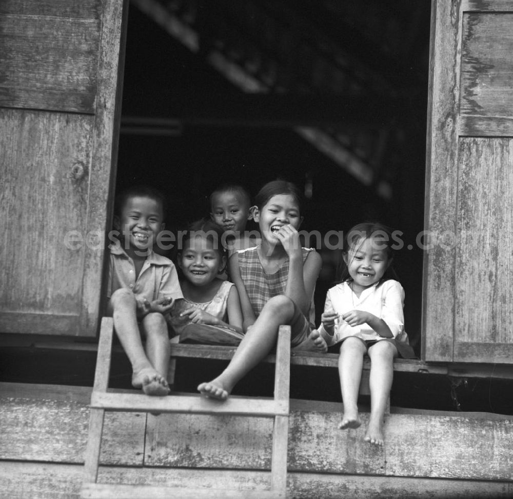 GDR photo archive: Vientiane - Kinder bei einer Hochzeit in einem Dorf in der Demokratischen Volksrepublik Laos.
