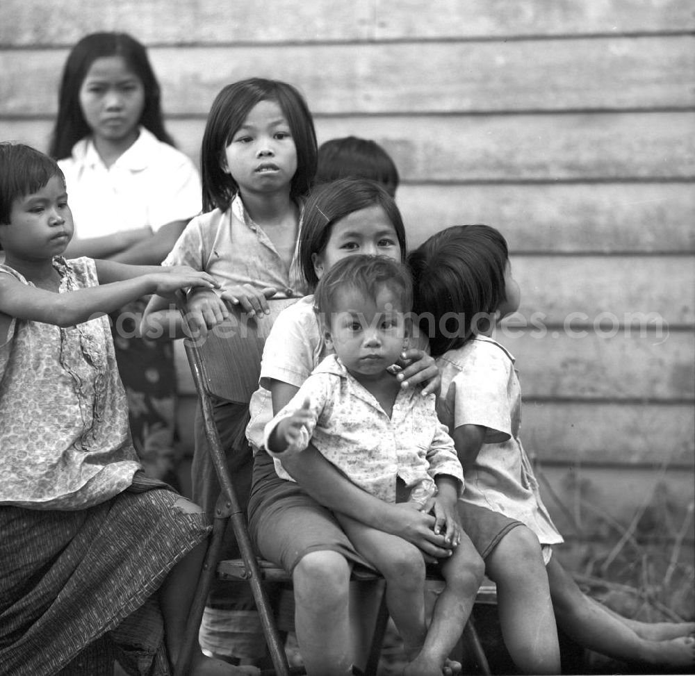 Vientiane: Kinder bei einer Hochzeit in einem Dorf in der Demokratischen Volksrepublik Laos.
