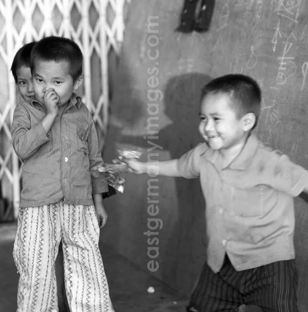 GDR picture archive: Vientiane - Kinder in Vientiane in der Demokratischen Volksrepublik Laos.