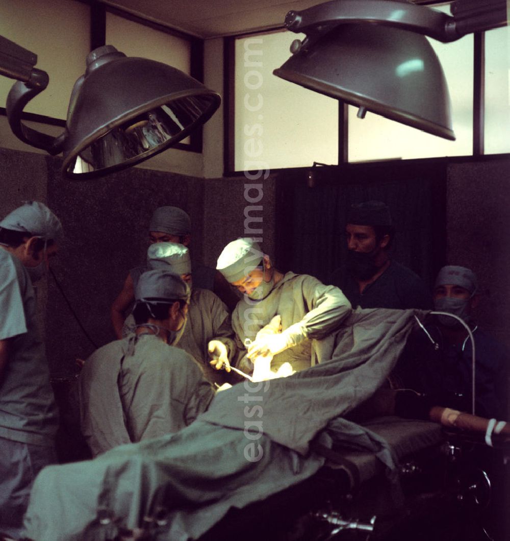 GDR photo archive: Vientiane - Kubanische Ärzte operieren in einem laotischen Krankenhaus in der Demokratischen Volksrepublik Laos.